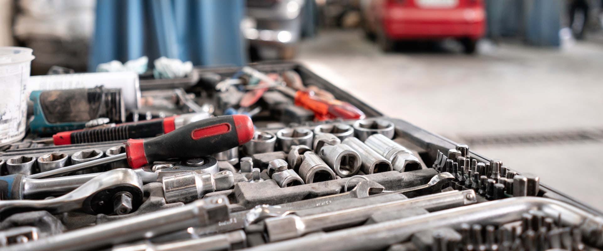 What safety tools should be used in a mechanic workshop?